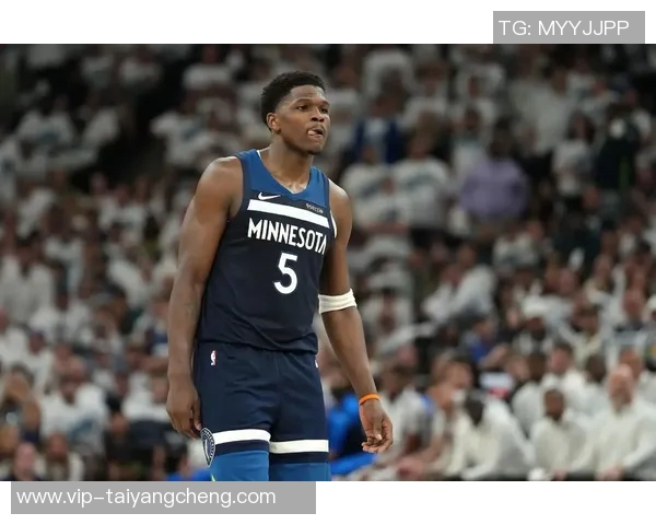 爱德华兹复出状态低迷半场仅得5分2助攻表现令人失望 爱德华兹复出状态低迷半场仅得5分2助攻表现令人失望